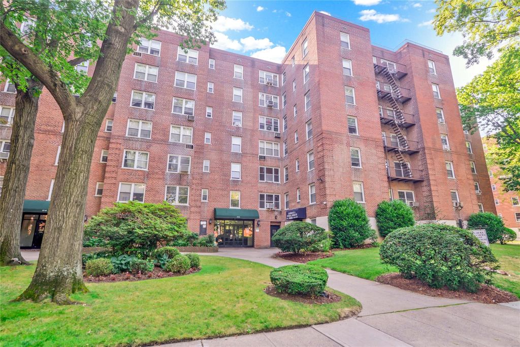 27-04 parsons Boulevard 6, Flushing, NY 11354