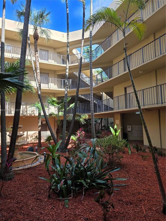 8615 NW 8th St 319, Miami, FL 33126