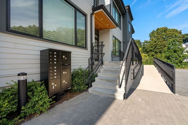400 Hunnewell St 103, Needham, MA 02494