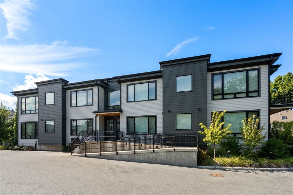400 Hunnewell St 103, Needham, MA 02494