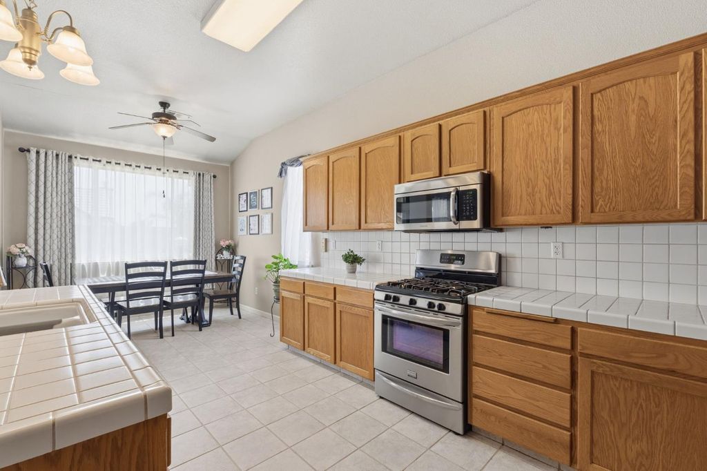 Image 10 of property listing at 1757 Homestead Way, Lemoore, CA 93245