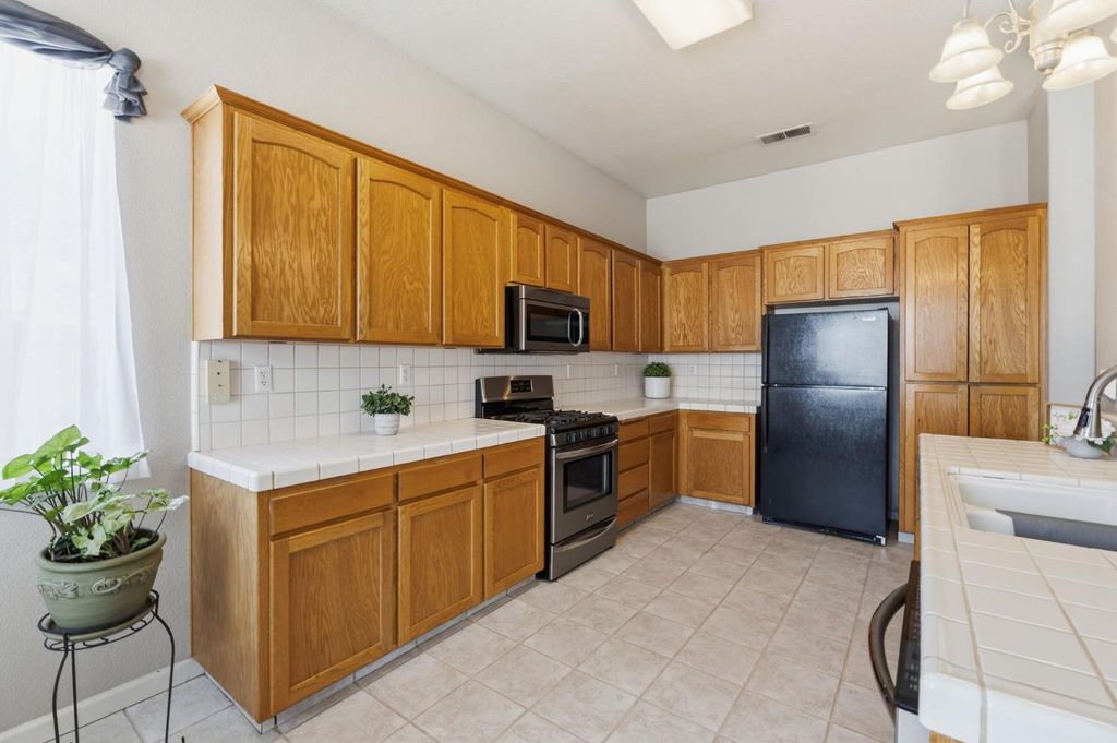 Image 11 of property listing at 1757 Homestead Way, Lemoore, CA 93245