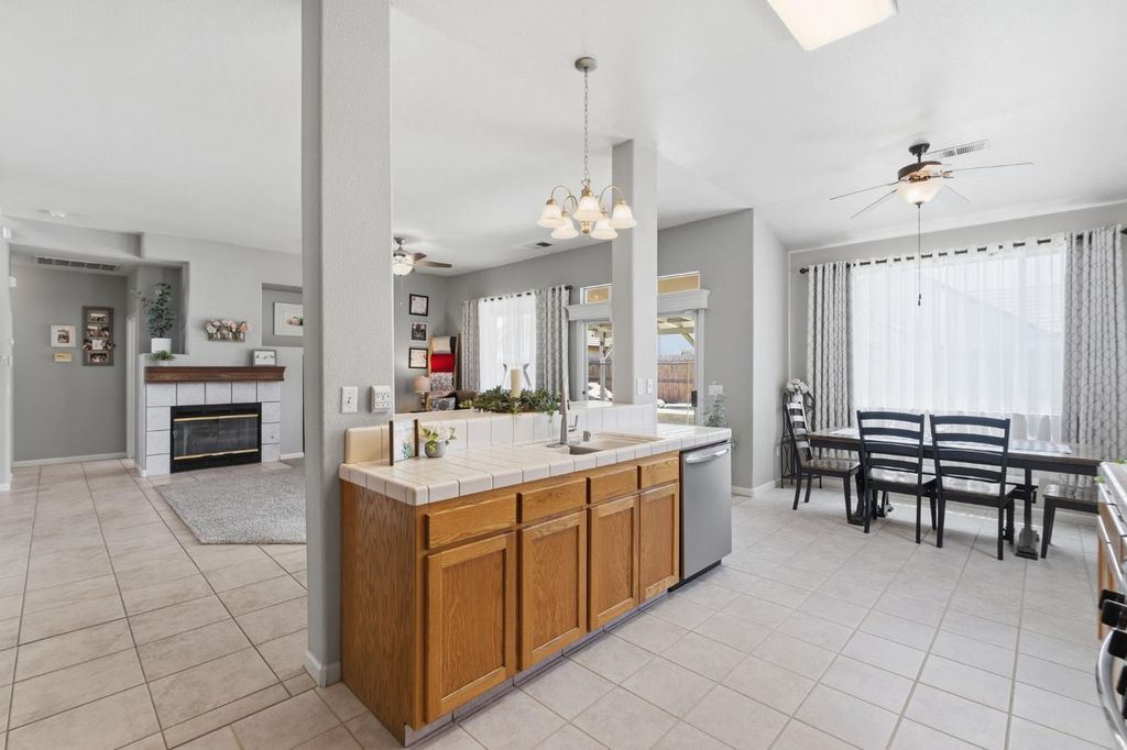Image 12 of property listing at 1757 Homestead Way, Lemoore, CA 93245
