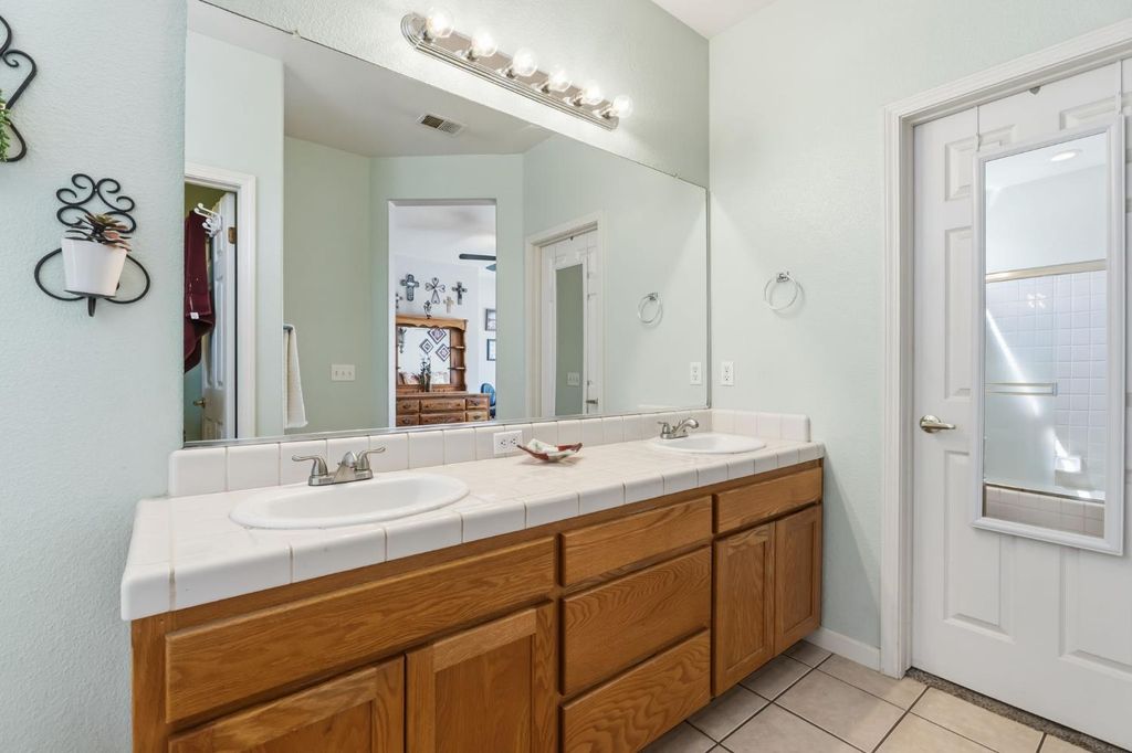 Image 15 of property listing at 1757 Homestead Way, Lemoore, CA 93245