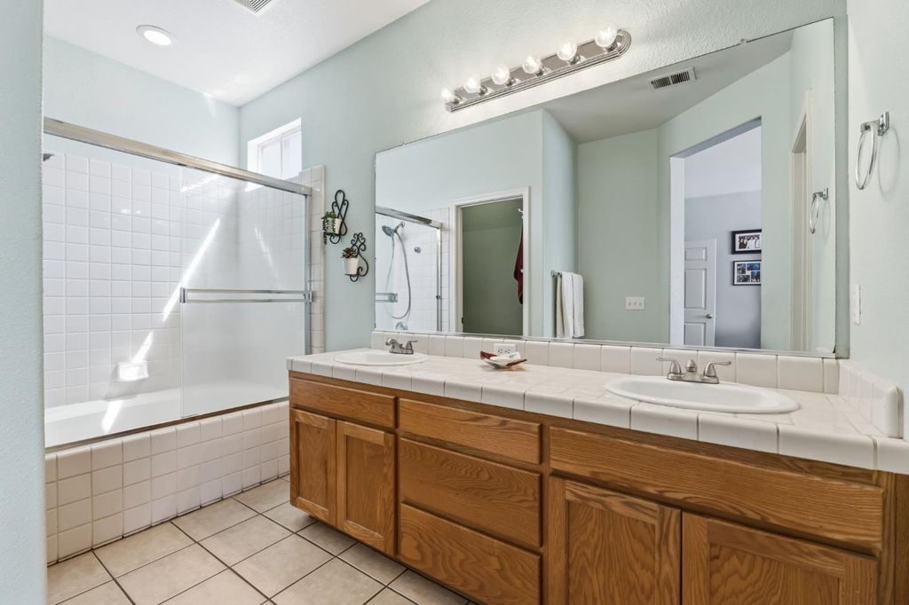 Image 16 of property listing at 1757 Homestead Way, Lemoore, CA 93245