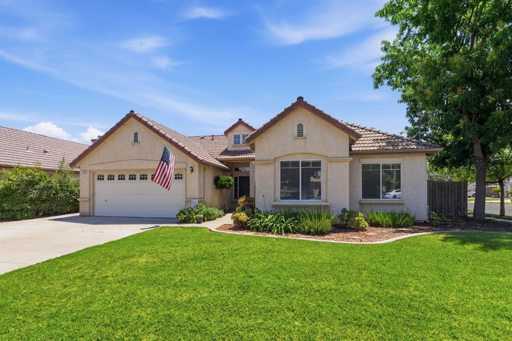 Image 2 of property listing at 1757 Homestead Way, Lemoore, CA 93245