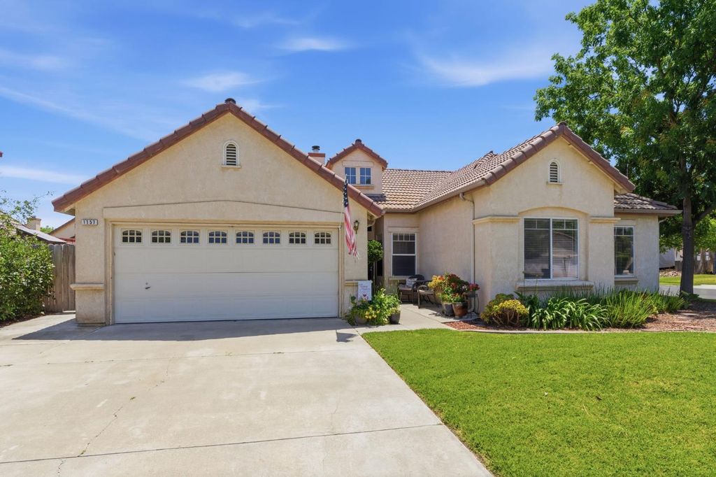 Image 3 of property listing at 1757 Homestead Way, Lemoore, CA 93245
