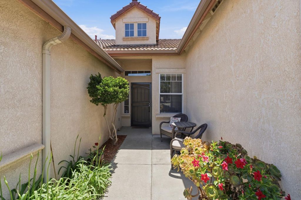 Image 4 of property listing at 1757 Homestead Way, Lemoore, CA 93245