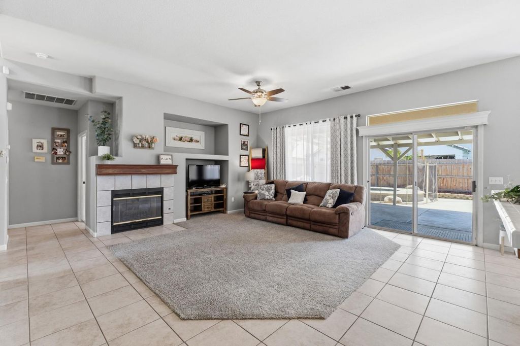 Image 5 of property listing at 1757 Homestead Way, Lemoore, CA 93245