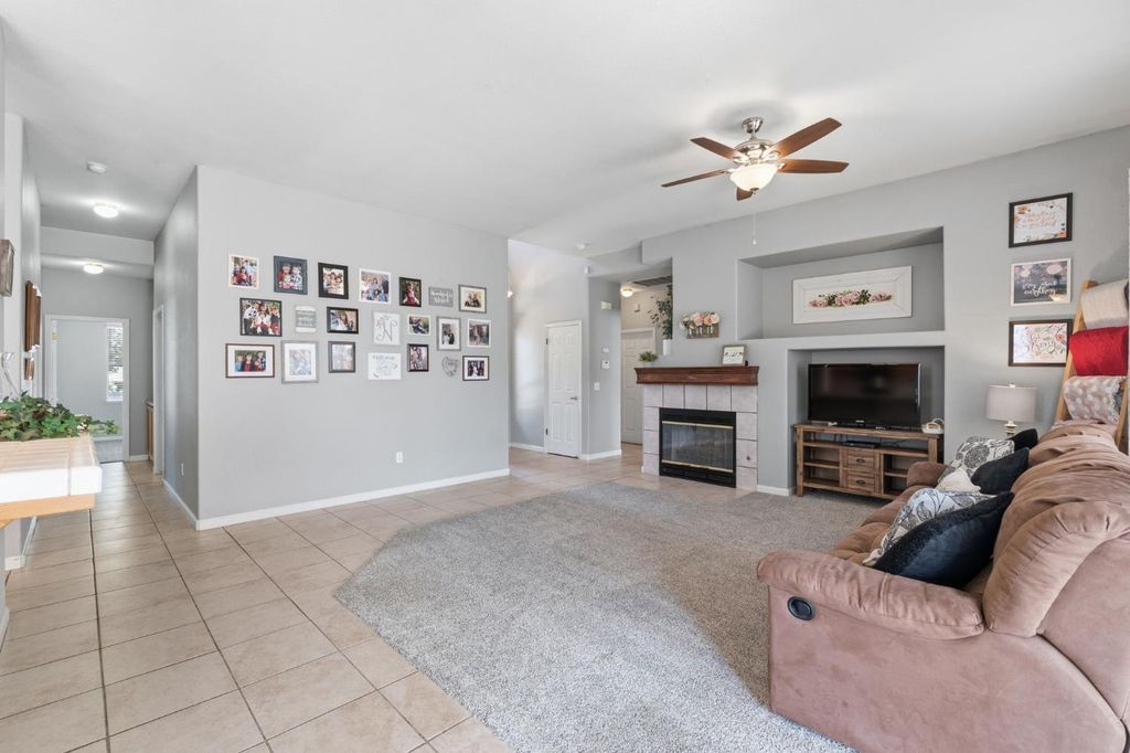 Image 6 of property listing at 1757 Homestead Way, Lemoore, CA 93245