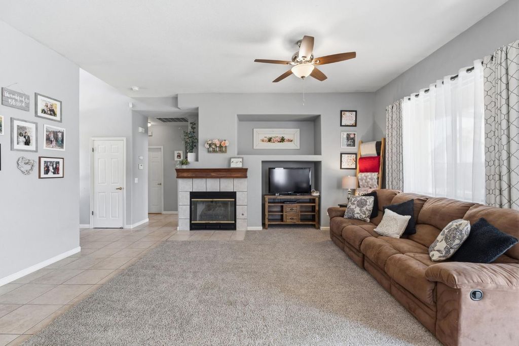 Image 7 of property listing at 1757 Homestead Way, Lemoore, CA 93245