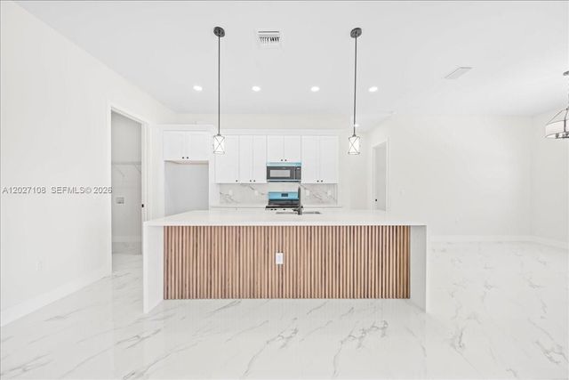1226 NE 5TH PL, Cape Coral, FL 33909