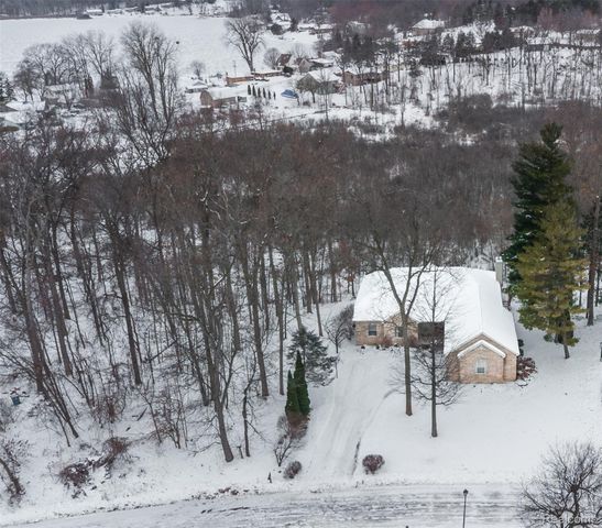 4204 Pavilion Court, Fenton, MI 48430