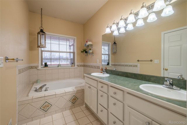 4204 Pavilion Court, Fenton, MI 48430