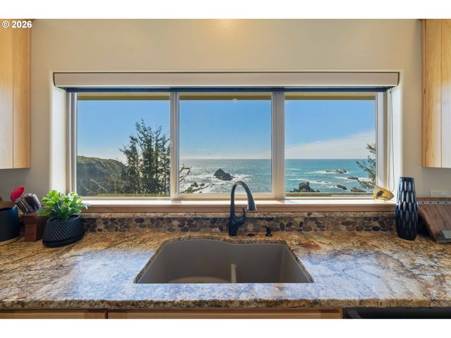 201 Allen Lane, Brookings, OR 97415