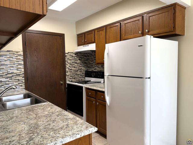 5741 SW 22nd Ter Apt 1, Topeka, KS 66614