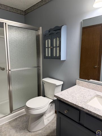 5741 SW 22nd Ter Apt 1, Topeka, KS 66614