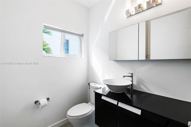 704 NE 5th St, Fort Lauderdale, FL 33301