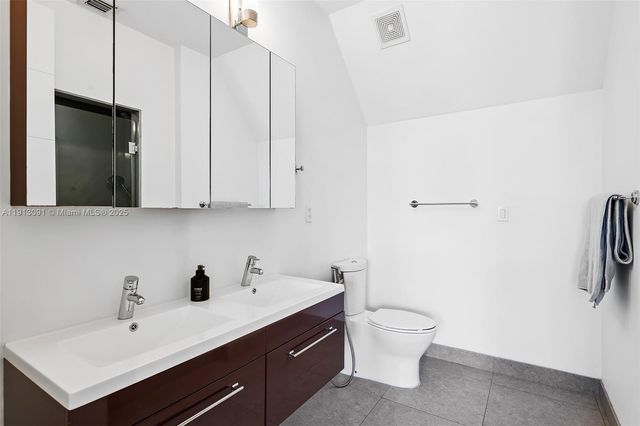 704 NE 5th St, Fort Lauderdale, FL 33301