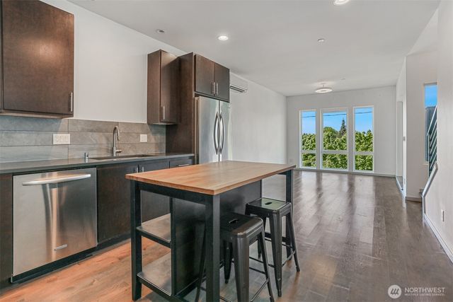6704 15th Avenue NW, Seattle, WA 98117