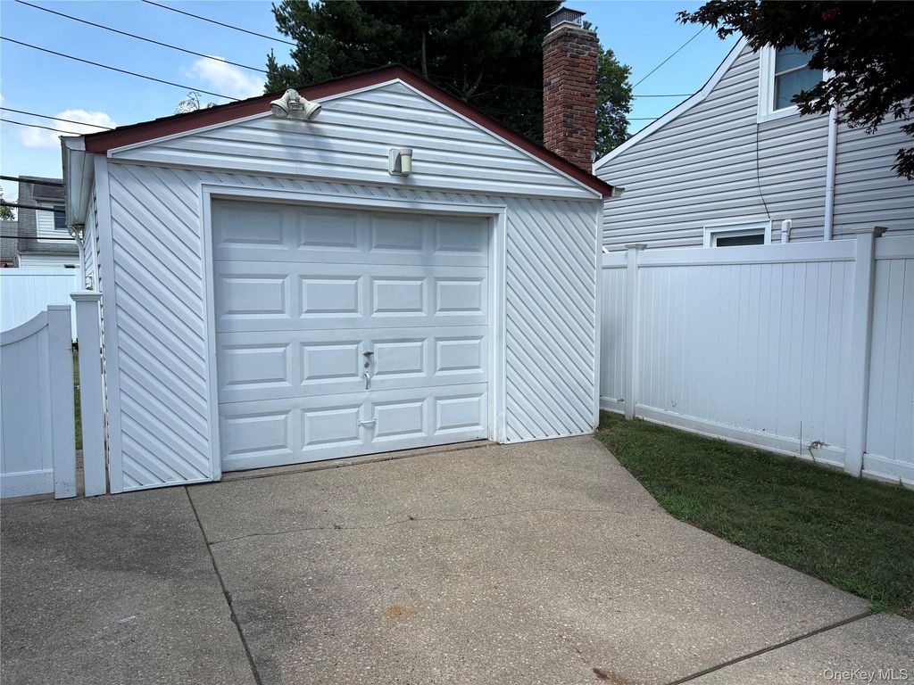 18 Heather Lane, Levittown, NY 11756 — photo 2