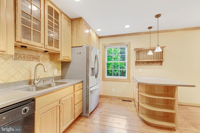 10401 COURTHOUSE DR, Fairfax, VA 22030