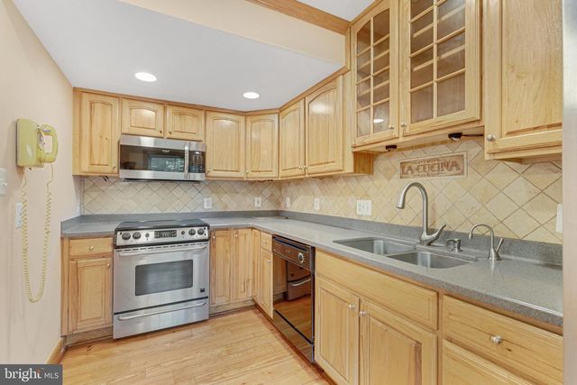 10401 COURTHOUSE DR, Fairfax, VA 22030
