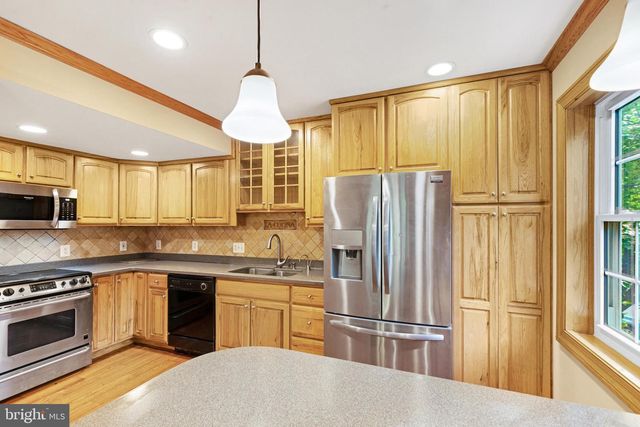 10401 COURTHOUSE DR, Fairfax, VA 22030