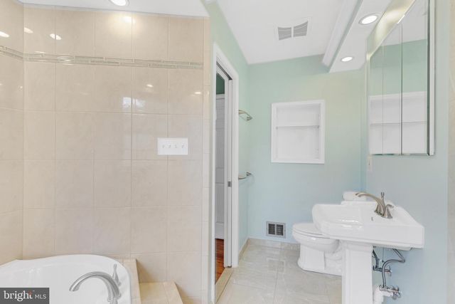 10401 COURTHOUSE DR, Fairfax, VA 22030
