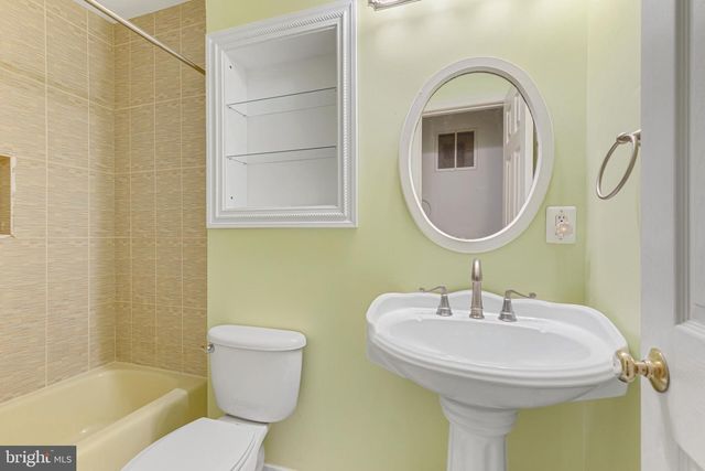 10401 COURTHOUSE DR, Fairfax, VA 22030