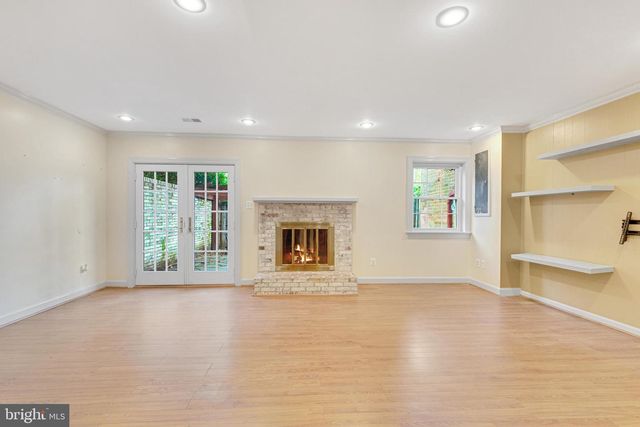 10401 COURTHOUSE DR, Fairfax, VA 22030