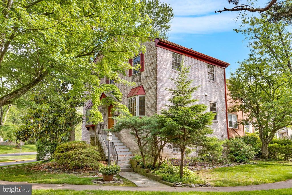 10401 COURTHOUSE DR, Fairfax, VA 22030