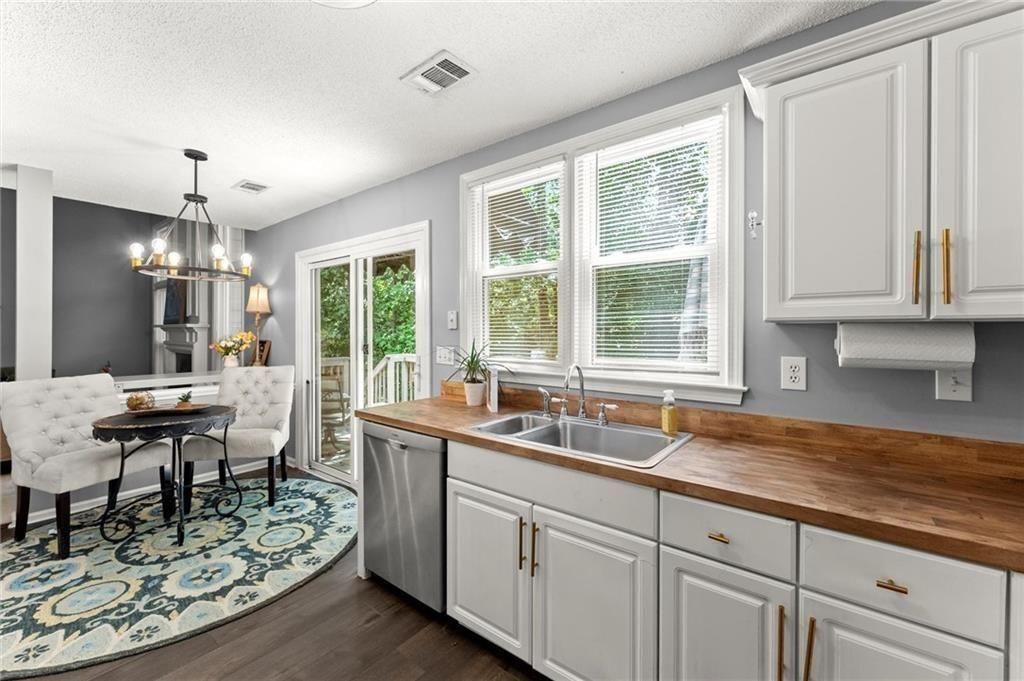 Image 10 of property listing at 10000 Barston Court, Johns Creek, GA 30022