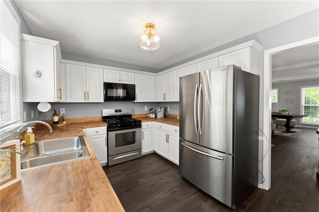 Image 8 of property listing at 10000 Barston Court, Johns Creek, GA 30022