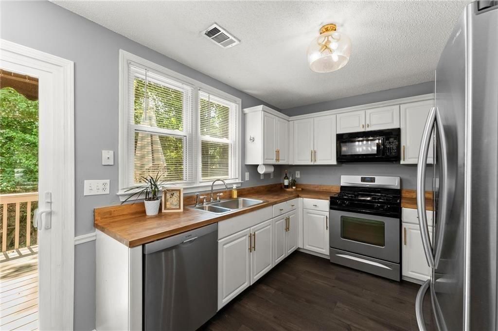 Image 9 of property listing at 10000 Barston Court, Johns Creek, GA 30022