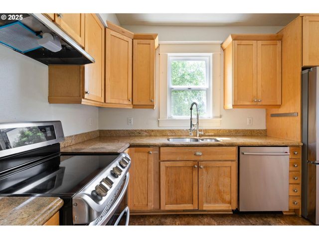 210 Ne ALBERTA St, Portland, OR 97211