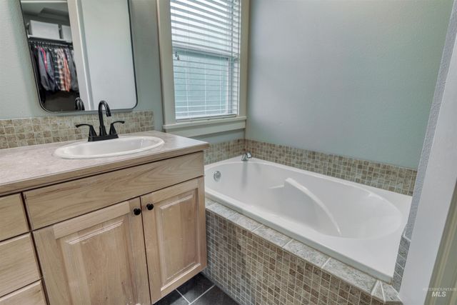 3989 N Park Crossing Ave, Meridian, ID 83646