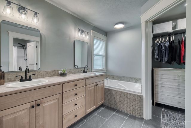 3989 N Park Crossing Ave, Meridian, ID 83646