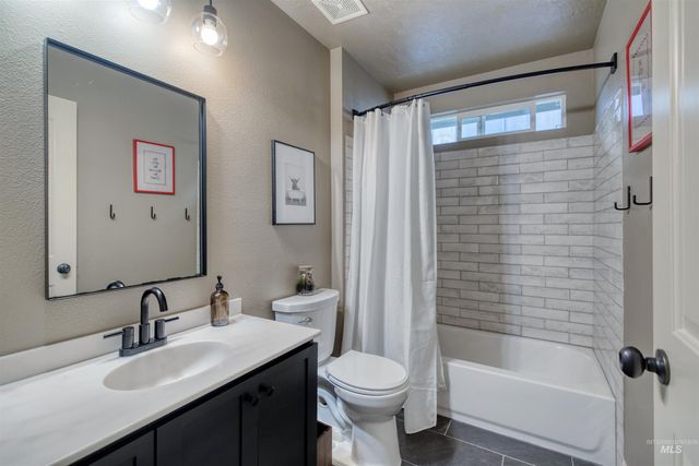 3989 N Park Crossing Ave, Meridian, ID 83646