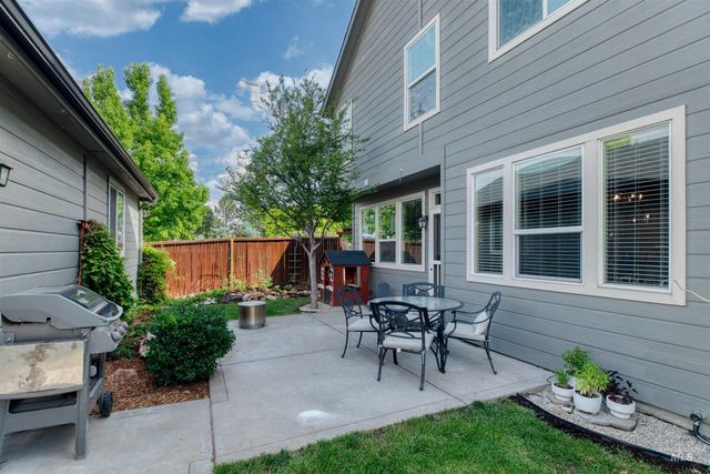3989 N Park Crossing Ave, Meridian, ID 83646