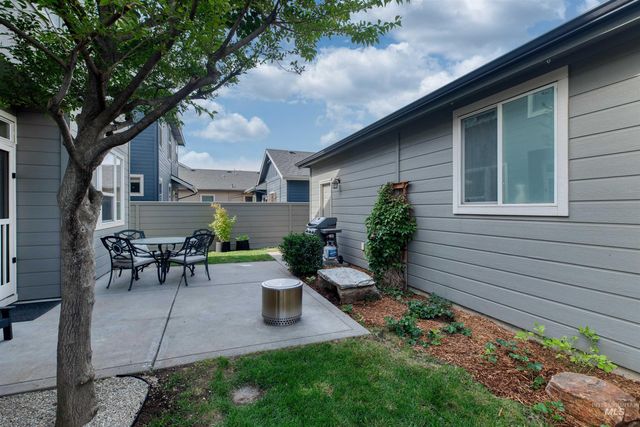 3989 N Park Crossing Ave, Meridian, ID 83646