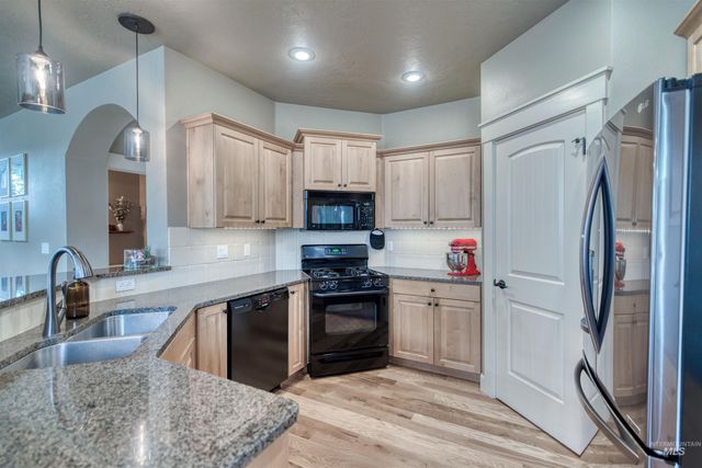 3989 N Park Crossing Ave, Meridian, ID 83646