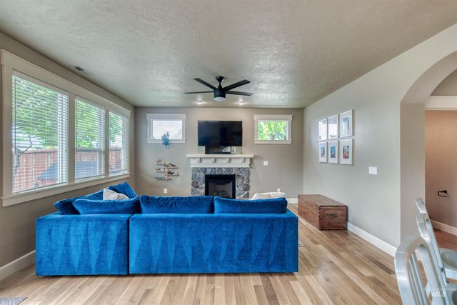 3989 N Park Crossing Ave, Meridian, ID 83646