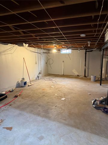 8225 Lochdale Street, Dearborn Heights, MI 48127