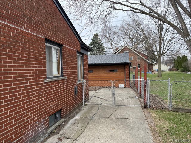 8225 Lochdale Street, Dearborn Heights, MI 48127