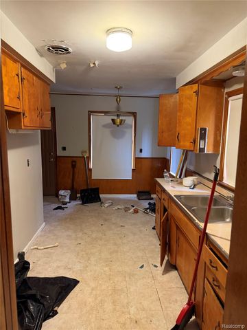 8225 Lochdale Street, Dearborn Heights, MI 48127
