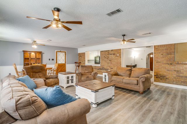 731 NW Wood Street, Burleson, TX 76028
