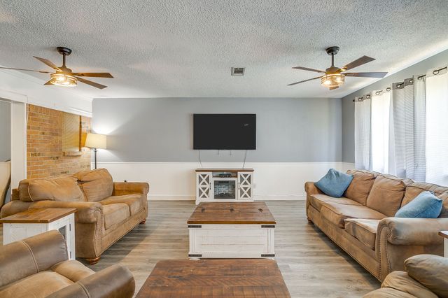 731 NW Wood Street, Burleson, TX 76028