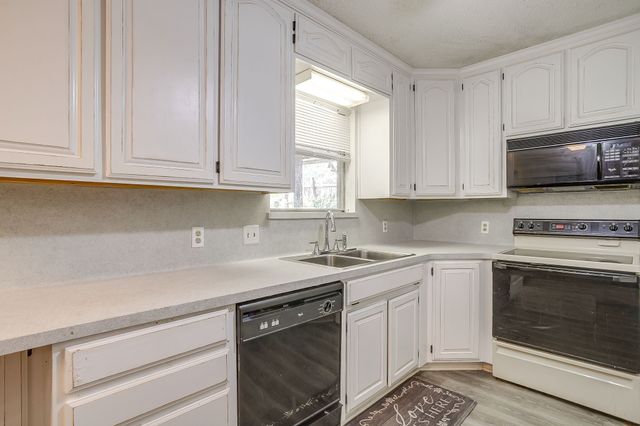 731 NW Wood Street, Burleson, TX 76028