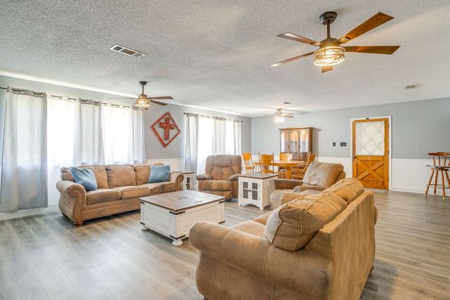 731 NW Wood Street, Burleson, TX 76028